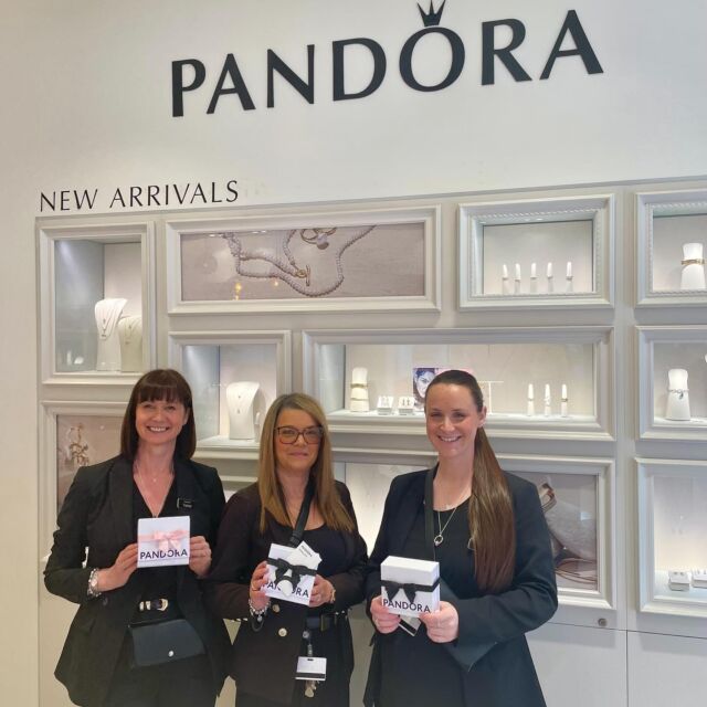 Hats off to the grads 🎓 ✨
With graduations approaching, mark the milestone with a gift as bright as their future from Pandora Durham.
#PrinceBishops #Durham #DurhamUni #DurhamStudent #Graduation #GraduationGift #Pandora