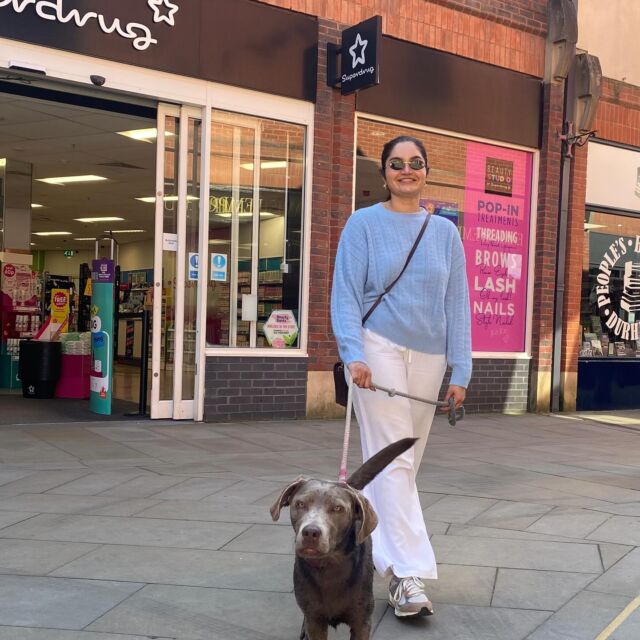 The perfect shopping buddy! 🦮 
Check out our doggy dos and don'ts here: https://ow.ly/yjpb50VyhNQ
*Please ask stores for their individual dog policy.
#PrinceBishops #DurhamCity #DogFriendly #VisitDurham #Durham #LoveDurham